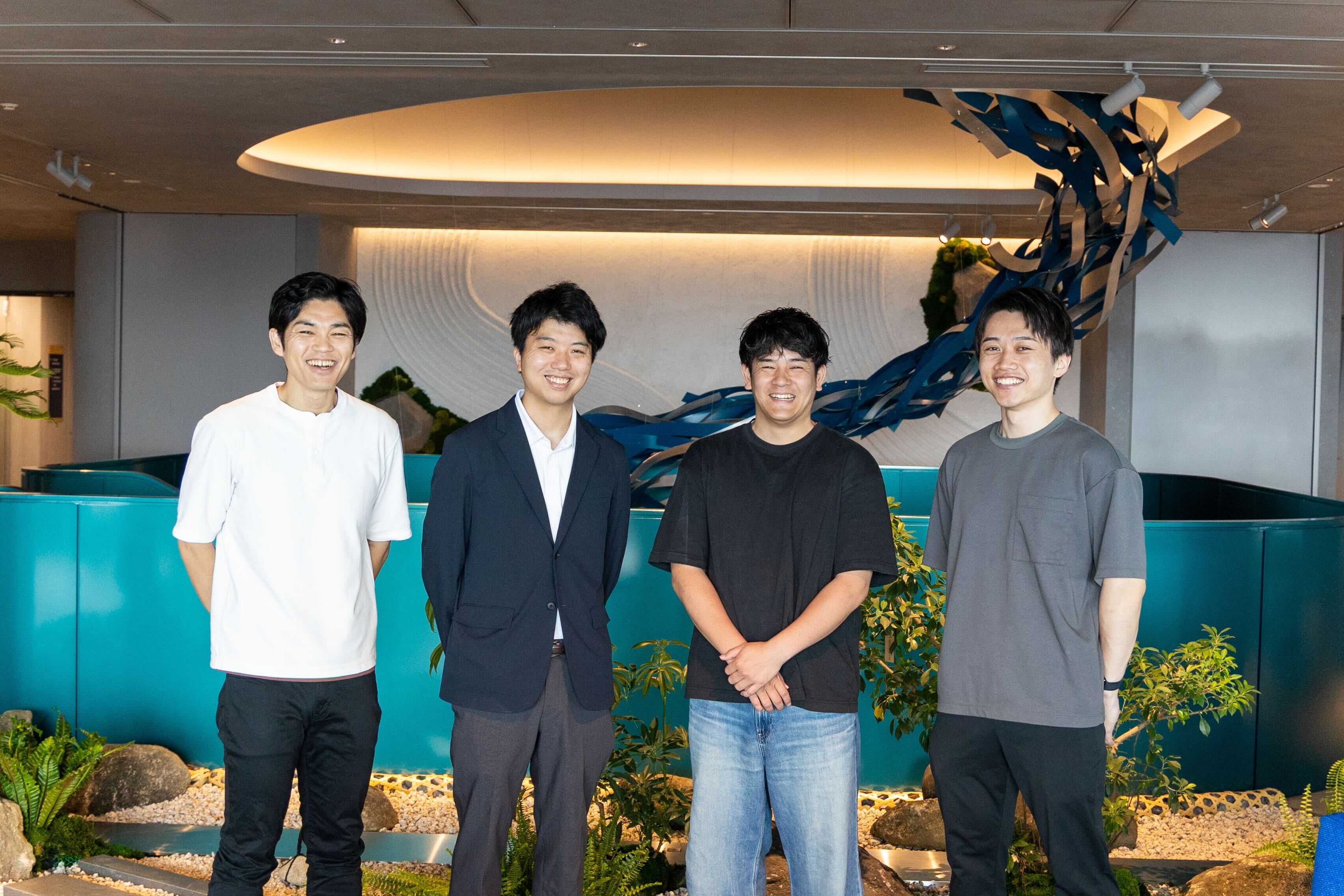 (左から)AWS 桑原 弘二、株式会社 primeNumber 取締役 CTO 鈴木 健太 氏、同 坂本 竜輝 氏、AWS 冨山 英佑