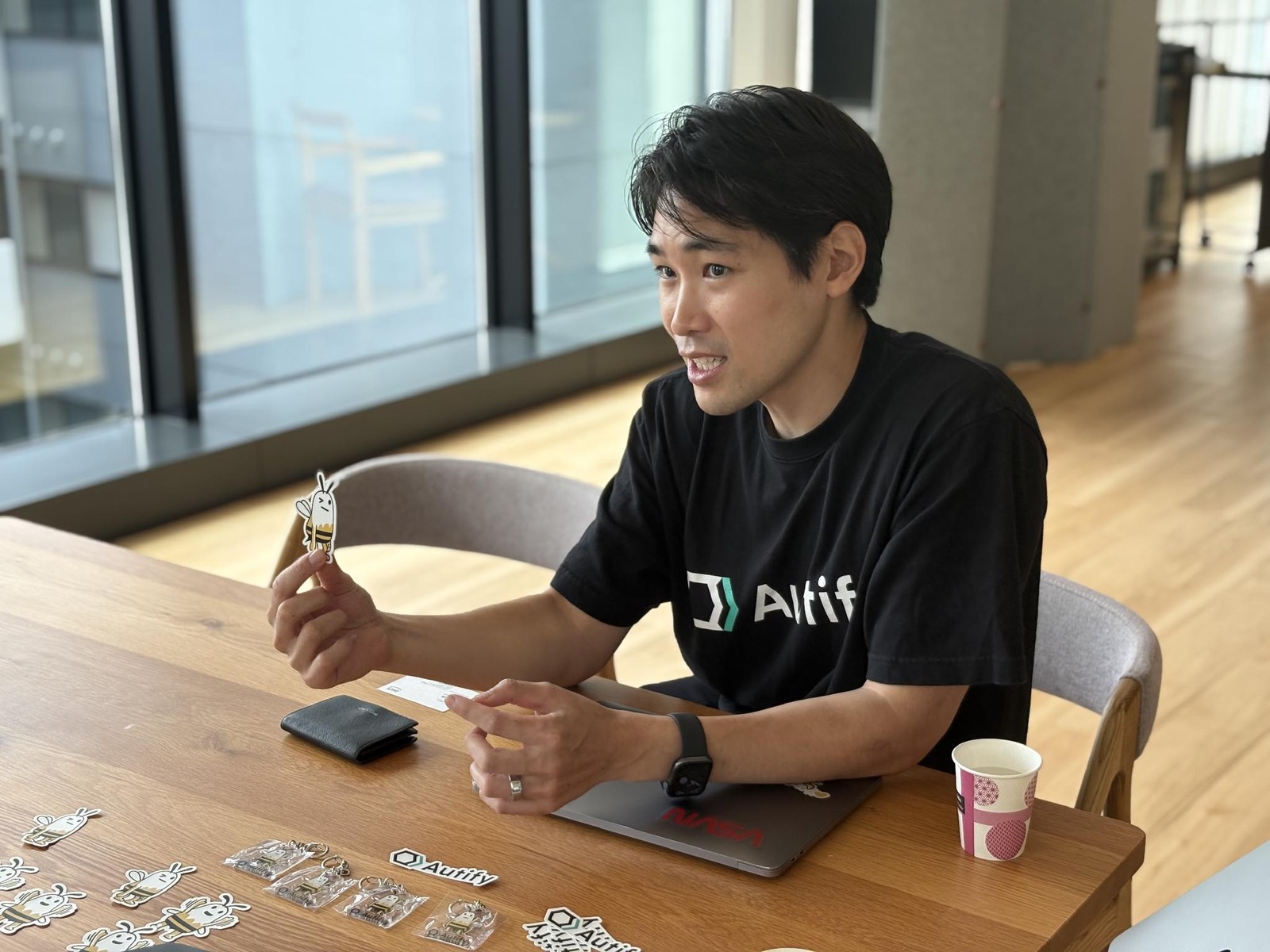 Hatty のノベルティを手に語る近澤氏