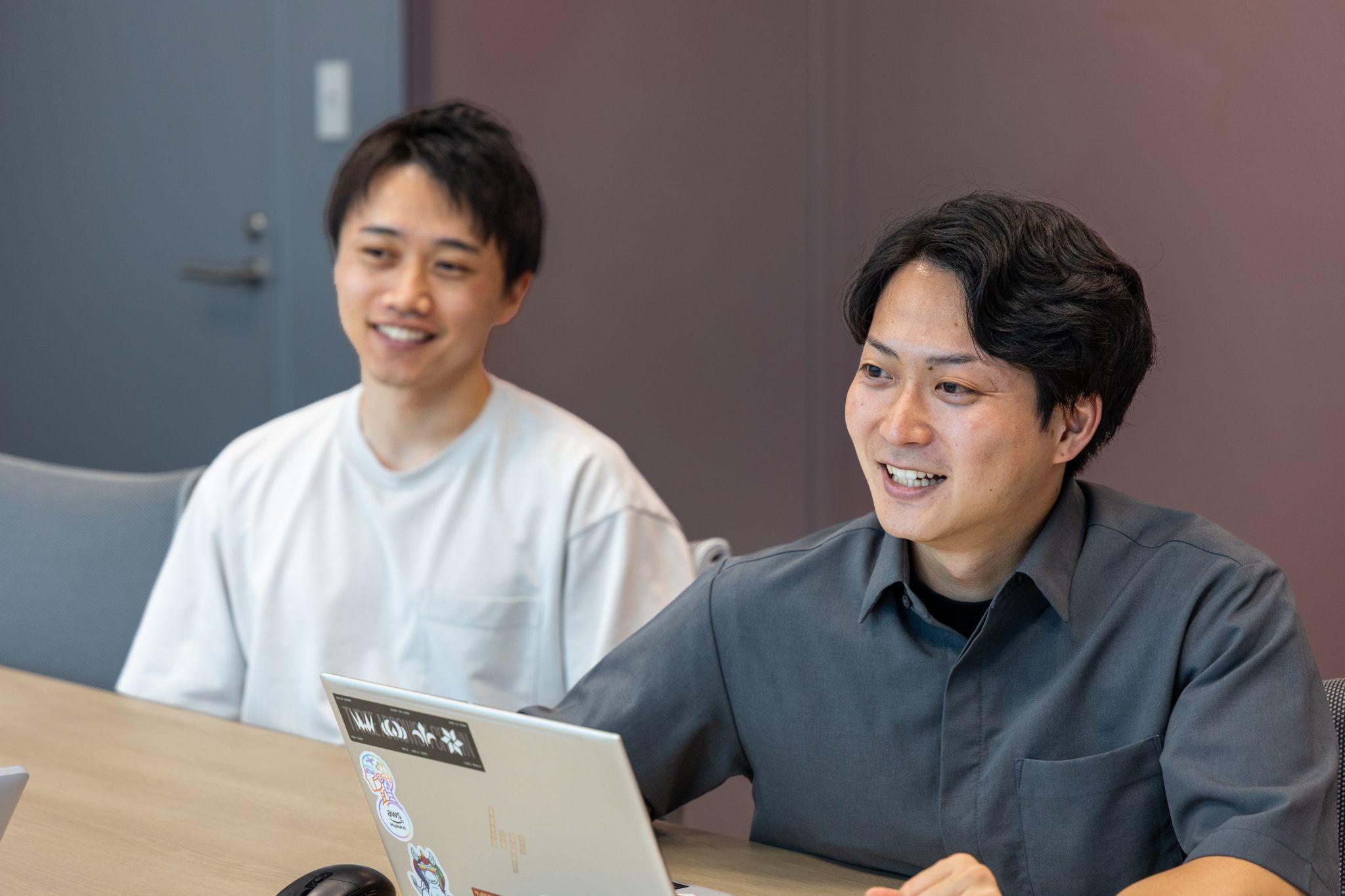 左から AWS 冨山 英佑、中川 裕基