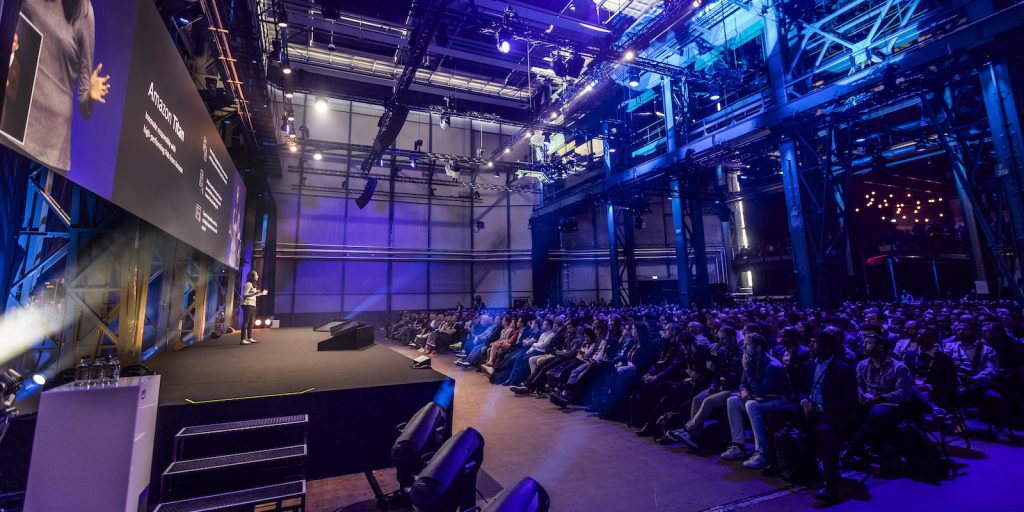 Archana Vemulapalli auf der Hauptbühne und Sicht auf das Publikum während der Keynote