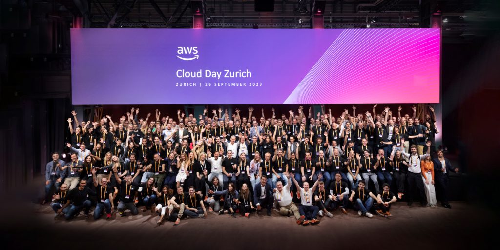 Gruppenfoto des AWS Teams am AWS Cloud Day Zürich auf der Hauptbühne