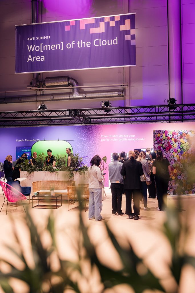 Der Wo[men] of the Cloud-Bereich mit einer Blumenwand, einer Cosmic Photo Booth und dem Color Studio – ein eigener Hub für Diversität und Inspiration auf der Expo.