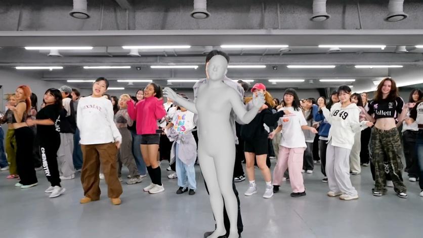 밝은 댄스 연습실에서 수많은 댄서들이 함께 춤추는 가운데, 중앙에는 실제 무용수의 동작을 추출해 만든 회색 3D 인체 아바타가 겹쳐져 있어 댄스 영상에서 춤 동작을 분석·추출하는 모습을 나타낸다.