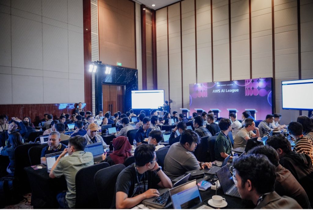 Gambar 1. Para peserta melakukan fine-tuning model selama kompetisi AWS AI League