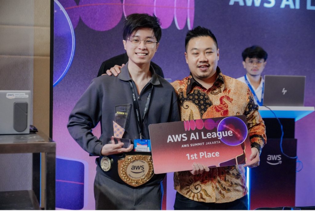 Gambar 2. Christensen Mario Frans - juara pertama final AI League berpose bersama Anthony Amni - Country Manager AWS Indonesia
