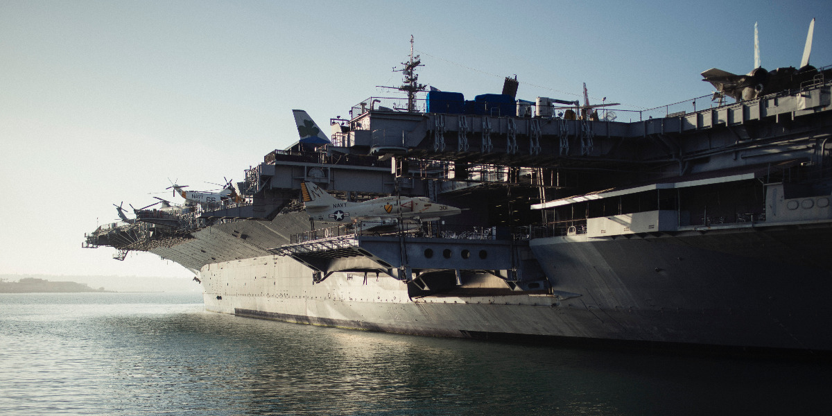 海に浮かぶ海軍軍艦; Unsplash の Michael Afonso による写真