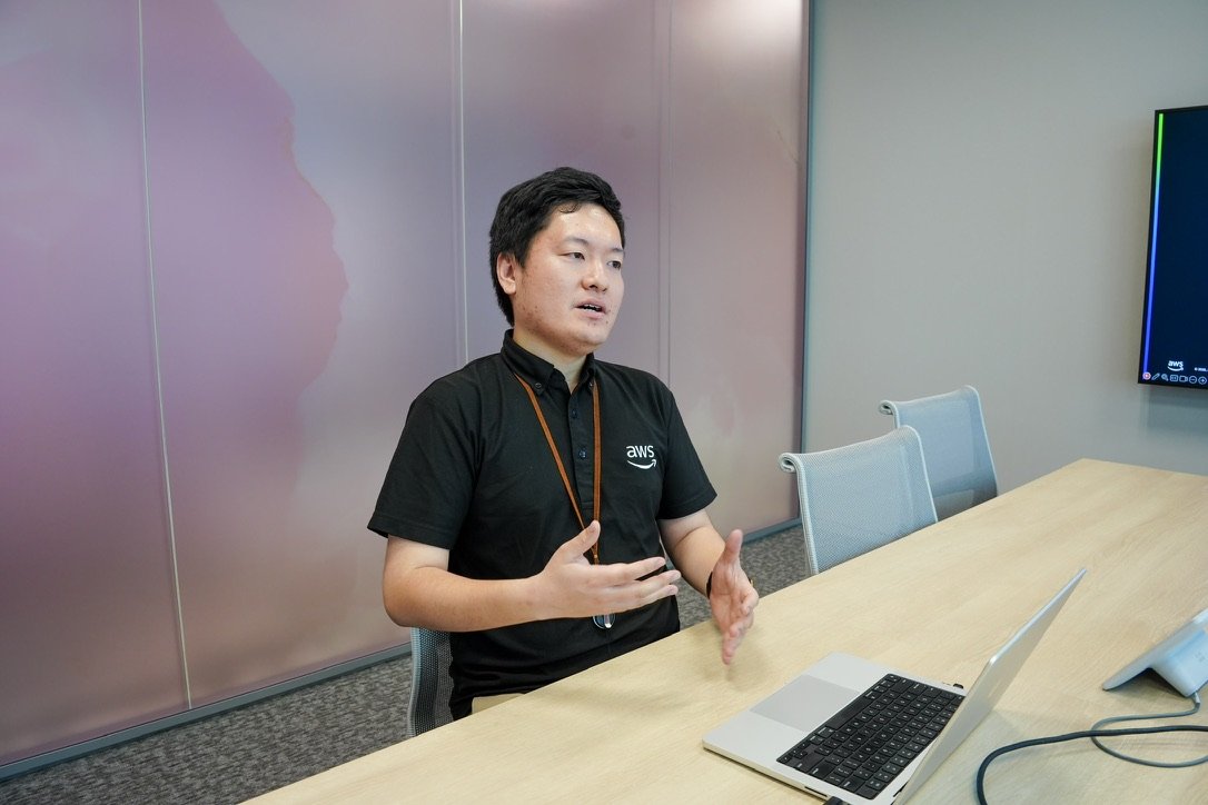 インタビューに応じる AWS Japan 早川 康平