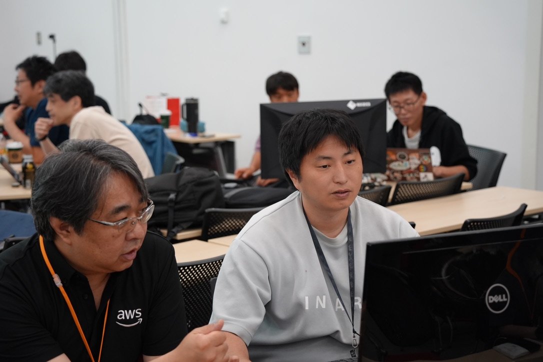 AWS のメンバーが各チームに伴走するハンズオンの様子