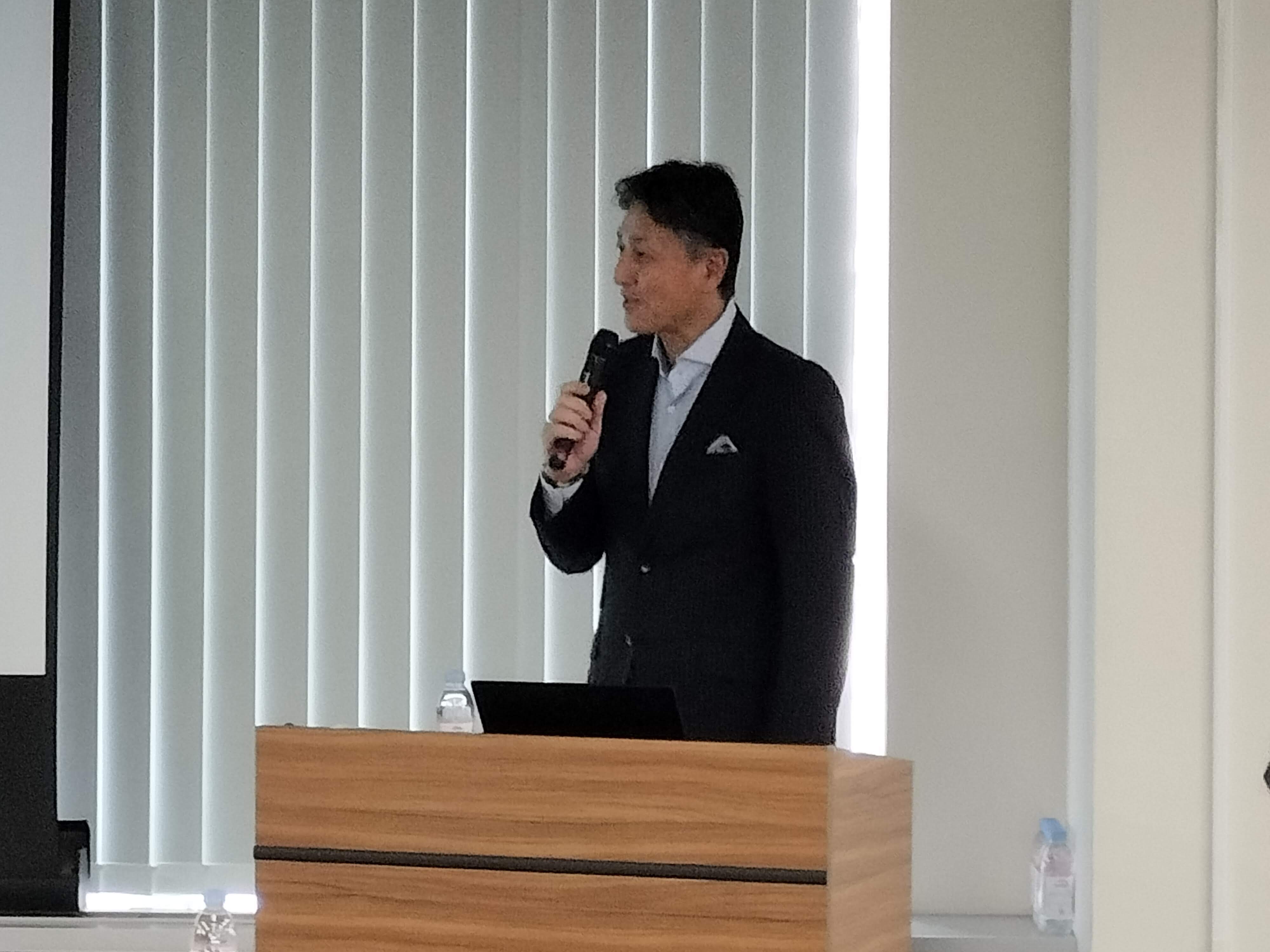 オープニングで講演する AWS 常務執行役員 堤 浩幸