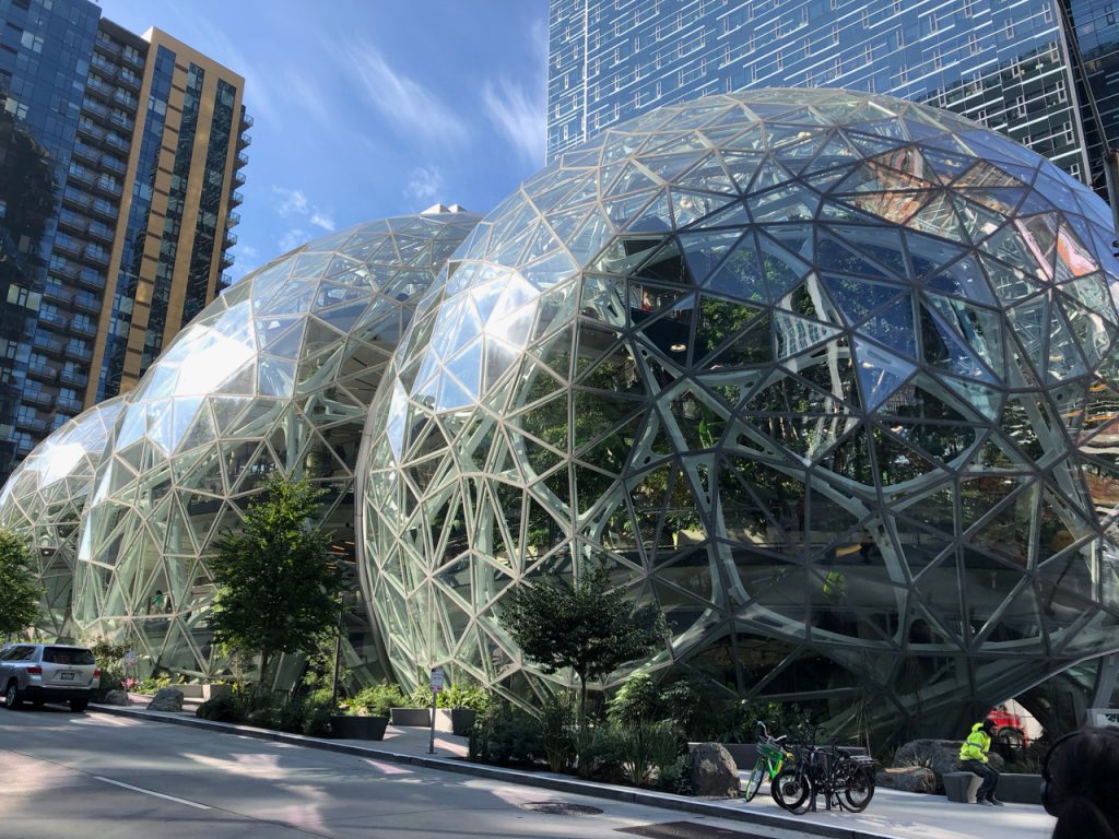 照片：The Seattle Spheres，由 Deirdré Straughan 拍摄。