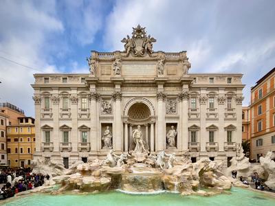 Picture of the Trevi Fountain with size 400x300 pixels.