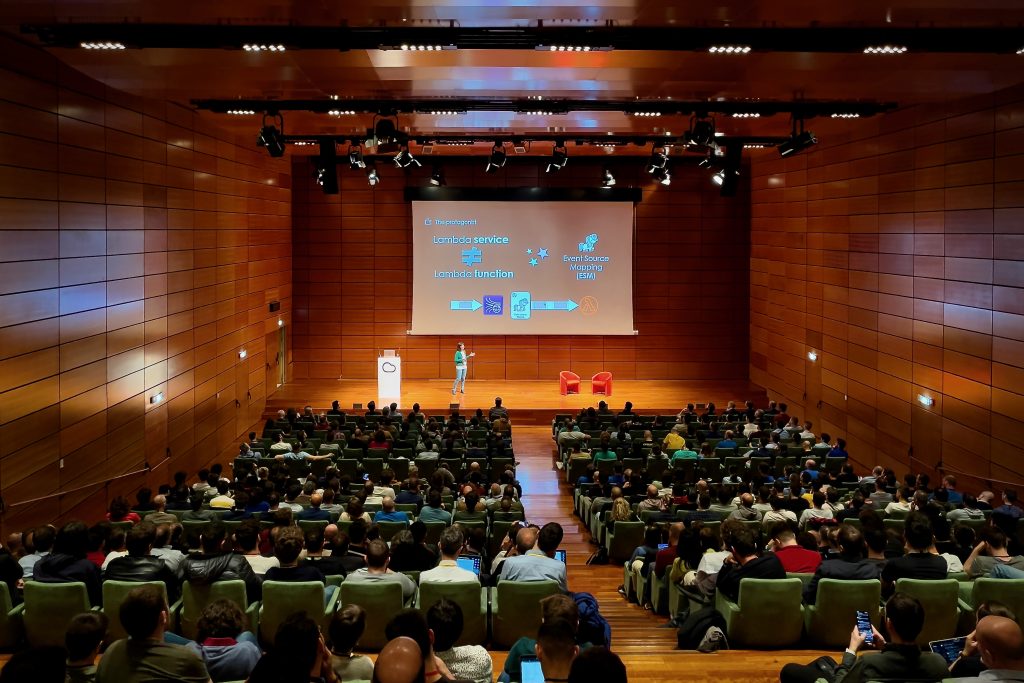 Discurso principal de la heroína de los datos de AWS, Anahit Pogosova, en CloudConf 2023