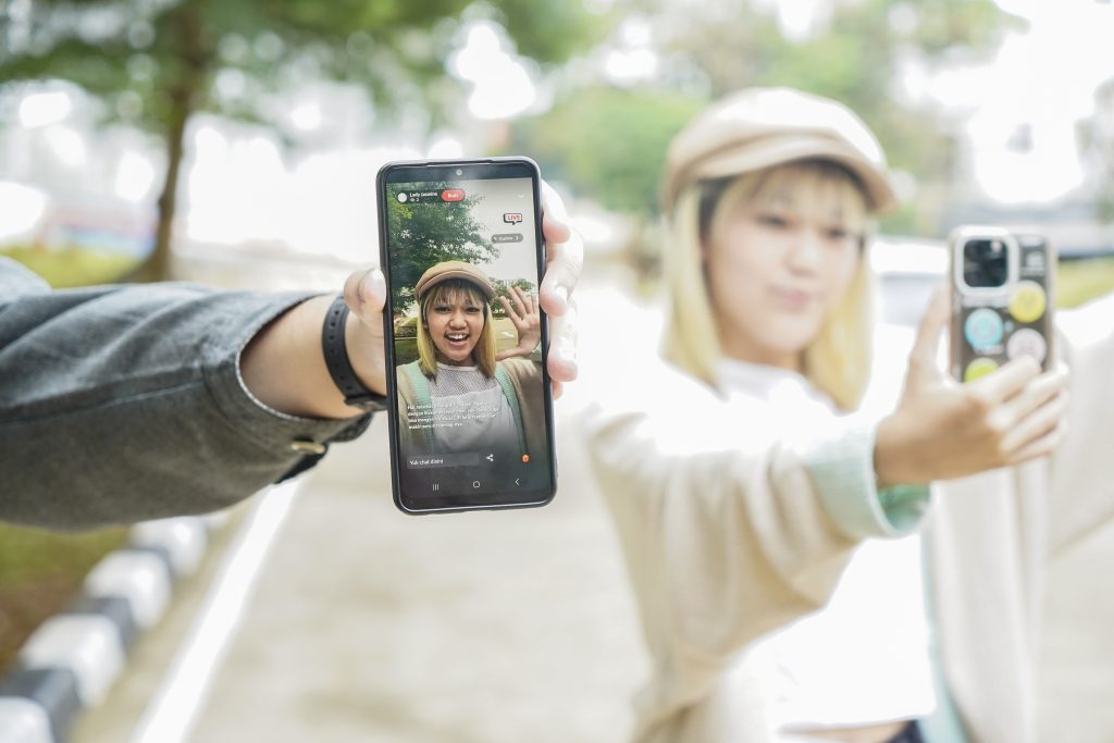 Person holding mobile phone with image.